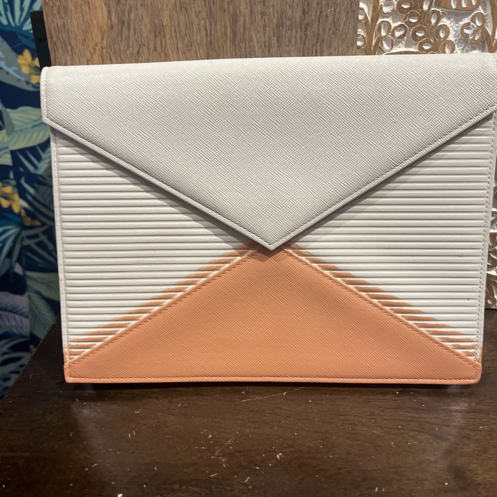 1374758 rare Authentic Yves Saint Laurent leather clutch